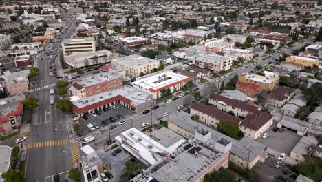 Sobrevuelo-Aéreo-Con-Drones-En-El-Centro-De-La-Ciudad-De-Glendale,-Paisaje-Urbano-Del-Barrio-Empresarial,-California,-EE.UU.