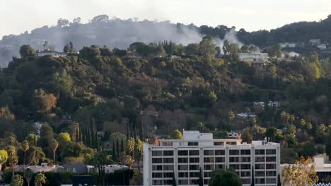 Humo-Saliendo-De-La-Quema-De-Una-Casa-Multimillonaria-En-Encino,-California