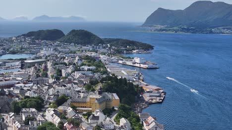 Luftaufnahme-Des-Hafens-Von-Alesund-In-Norwegen,-Der-Inselküste-Und-Der-Gebäude-An-Einem-Sonnigen-Sommertag,-Drohnenaufnahme-Mit-60 fps