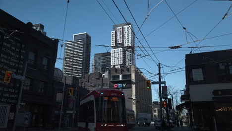 Weite-Ansicht-Der-Toronto-Straßenbahn,-Die-An-Der-Ecke-Queen-Street-Und-McCaul-Street-In-Toronto-Nach-Links-Abbiegt