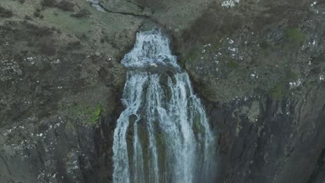 Langsame-Luftaufnahme-Der-Berühmten-Mealt-Falls-Auf-Der-Isle-Of-Skye