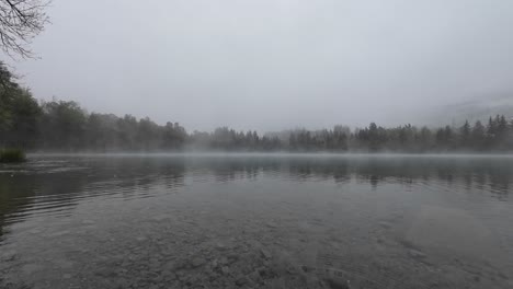 Stetige-Aufnahme-Von-Regen-Und-Schnee,-Der-Auf-Einen-Mystischen-See-Fällt