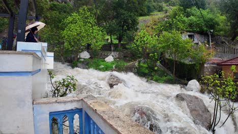 Cascada-Ras-El-Ma-En-Chefchaouen-Marruecos-Alto-Débito-De-Agua-Después-De-La-Lluvia