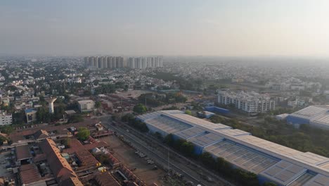 Eine-Filmische-Drohnenaufnahme-Von-Chennai,-Die-Die-Energetische-Atmosphäre-Und-Architektonische-Schönheit-Der-Stadt-Vor-Einem-Bewölkten-Himmel-Einfängt