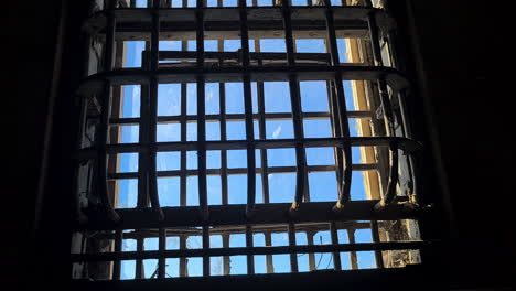 Metallstangen-Am-Fenster-Im-Gefängnis-Alcatraz-An-Einem-Sonnigen-Tag,-Kalifornien,-USA