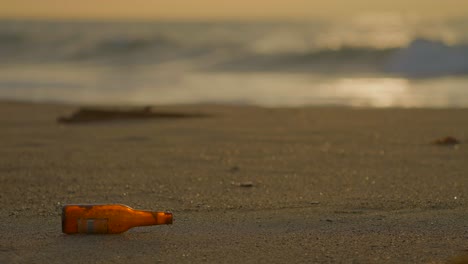 Una-Sola-Botella-Quedó-Para-Contaminar-El-Mar-Con-La-Puesta-De-Sol-De-Fondo.