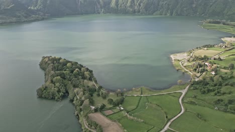 Lagoa-azul-in-sete-cidades-on-sao-miguel-island,-tranquil-and-scenic,-aerial-view