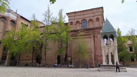 Basilika-San-Domenico-Und-Gräber-Der-Glossatoren-Von-Bologna,-Italien-Mit-Touristen