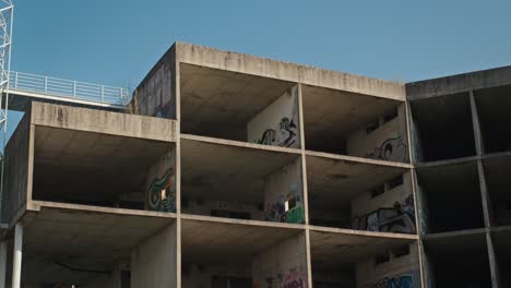 Abstrakte-Graffiti-Auf-Einer-Krassen-Brutalistischen-Fassade-Des-Verlassenen-Universitätskrankenhauses-In-Zagreb,-Kroatien
