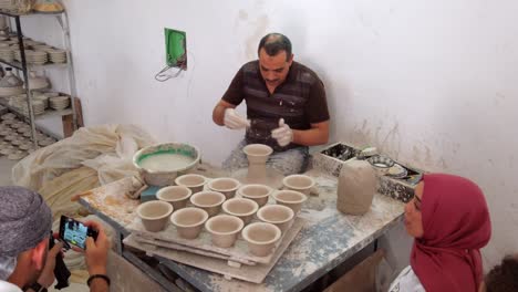 Präsentation-Der-Traditionellen-Marokkanischen-Keramikherstellung-Aus-Fes:-Ein-Handwerker-Formt-Und-Gestaltet-Die-Rohen-Tontöpfe-Für-Die-Nachbearbeitung