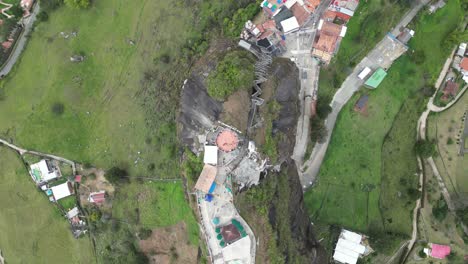 La-Piedra-Del-Peñol-En-Guatape-Medellin-Colombia-En-Verano-Drone-Shot