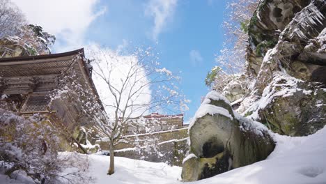 Templo-De-La-Montaña-Yamadera-En-La-Nieve,-Prefectura-De-Yamagata,-Japón