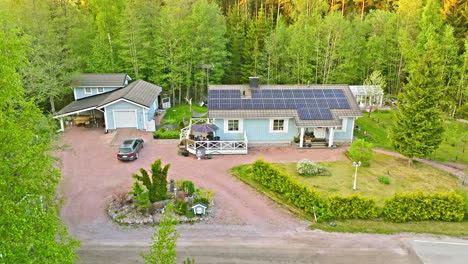 Privates-Einfamilienhaus-Mit-Solarzellen-Und-Einem-Elektroauto-Auf-Dem-Hof---Luftaufnahme