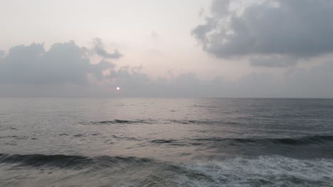 Eine-Filmische-Drohnenaufnahme,-Die-Das-Wesen-Der-Wellen-Am-Strand-Von-Chennai-Einfängt