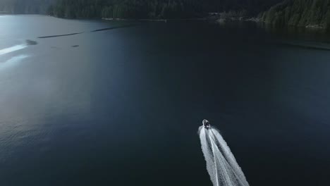 Una-Vista-Aérea-De-Un-Barco-Que-Se-Desliza-Con-Gracia-Por-Las-Aguas-De-Princess-Louisa-Inlet,-BC,-Canadá,-Dentro-De-Su-Majestuoso-Fiordo,-Ejemplificando-El-Concepto-De-Exploración-Serena-En-Medio-Del-Esplendor-Natural