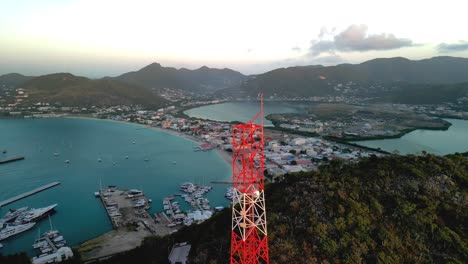 Amanecer-En-La-Torre-Celular-En-La-Isla-Con-La-Ciudad-Al-Fondo.