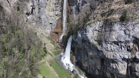 -Cataratas-De-Seerenbach,-Un-Fascinante-Trío-De-Cascadas-Escondidas-Cerca-De-Betlis-En-La-Región-De-Amden,-Cerca-De-Walensee,-Suiza