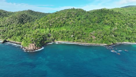 Der-üppige-Strand-Von-Batu-Kapal-Auf-Der-Insel-Weh,-Indonesien,-Mit-Klarem,-Blauem-Wasser-Und-Dichtem-Wald,-Luftaufnahme