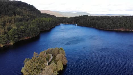 Vista-Aérea-Del-Lago-An-Eilein-Rodeado-De-Pinos-Del-Bosque-De-Rothiemurchus