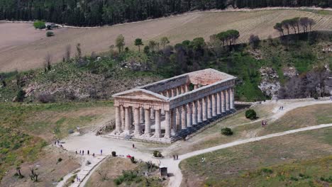 Drone-Cinematográfico-Filmado-Sobre-El-Templo-De-Segesta-En-La-Provincia-De-Trapani,-Sicilia,-Italia.