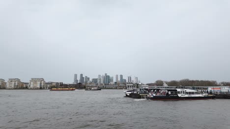 Vista-Panorámica-Del-Muelle-De-Greenwich-Con-El-Telón-De-Fondo-Del-Icónico-Horizonte-De-Canary-Wharf-En-Un-Día-Nublado