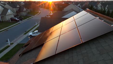 Sonnenkollektoren-Reflektieren-Das-Sonnenlicht-Der-Goldenen-Stunde-Auf-Dem-Schindeldach-Eines-Modernen-Hauses-Mit-Erneuerbarer-Energiequelle