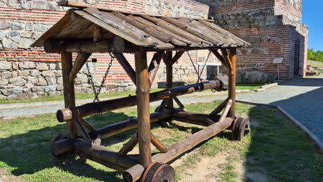 Mittelalterlicher-Rammbock-Aus-Holz
