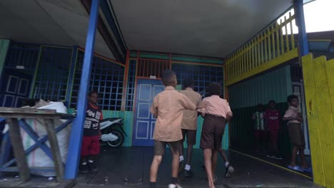 Niños-Que-Ingresan-A-La-Escuela-De-La-Aldea-De-Madera-En-La-Zona-Rural-De-Papua-Indonesia