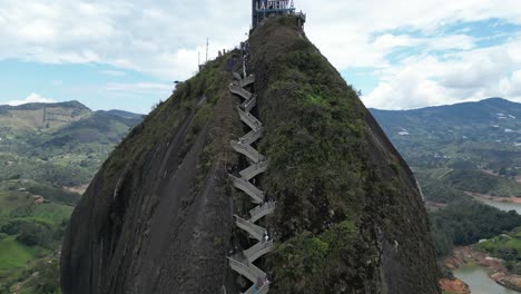 La-Piedra-Del-Penol-In-Guatape-Medellin-Kolumbien-Im-Sommer-Drohnenaufnahme