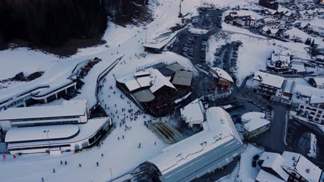 Luftaufnahme-über-Dem-Skigebiet-Fiss-In-Den-österreichischen-Alpen-Im-Winter