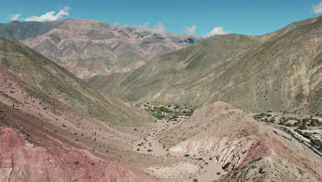 Drone-Avanzando-A-Través-De-Un-Valle-Ubicado-En-Medio-De-Las-Montañas-De-Los-Andes,-Una-Vez-Habitado-Por-La-Antigua-Civilización-Inca
