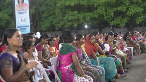 Frauen,-Die-Am-Wahlkampf-Der-Lok-Sabha-Teilnehmen,-Von-Uddhav-Thackeray-Auf-Dem-College-Gelände-In-Warje