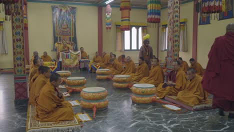 Im-Buddhistischen-Kloster-Findet-Buddhistischer-Gottesdienst-Statt