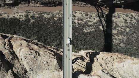 Desde-Una-Perspectiva-Aérea,-Un-Puente-Atravesado-Por-Una-Caravana,-Utah,-EE.UU.