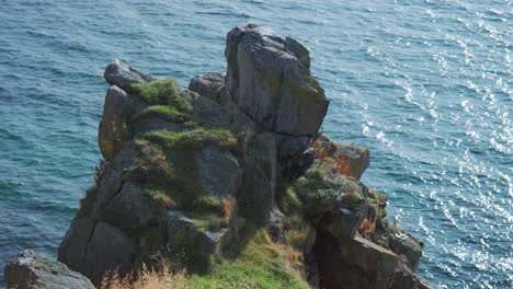 Ein-Felsvorsprung-Der-Klippe-An-Der-Fjordküste