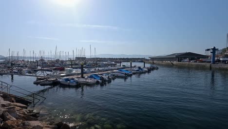 Un-Pequeño-Barco-De-Recreo-Navega-Entre-Los-Otros-Barcos-Que-Llenan-El-Puerto-Deportivo-Para-Ir-A-Pescar-En-Alta-Mar-En-La-Soleada-Mañana-De-Verano.-Toma-Bloqueada-Descriptiva.