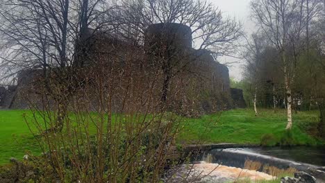 Toma-Tranquila-Del-Castillo-De-Atenas-Con-Una-Pequeña-Cascada-En-Primer-Plano.