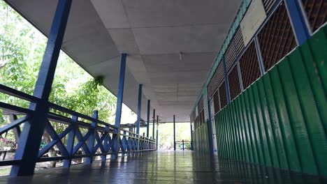 Escuela-De-Aldea-Del-Tercer-Mundo-Hecha-De-Madera-Del-Campo-Indonesio