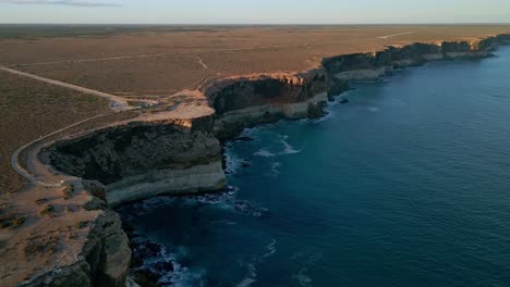 Toma-Aérea-Panorámica-De-Los-Acantilados-De-Nullarbor-Con-Un-Hermoso-Paisaje-En-El-Fondo-Del-Sur-De-Australia.