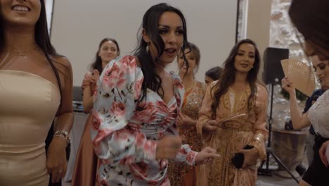 Toma-En-Cámara-Lenta-De-Hermosas-Mujeres-Bailando-En-Una-Boda-Divirtiéndose