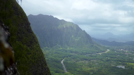 Hermosa-Vista-Hawaiana-Con-Montañas-Y-Una-Carretera