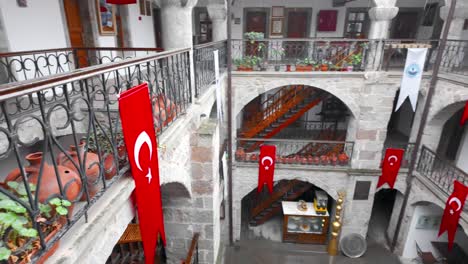 Innenansicht-Der-Karawanserei-In-Trabzon,-Türkei:-Betrachtung-Ihrer-Restaurierung-Und-Ihres-Aktuellen-Zustands