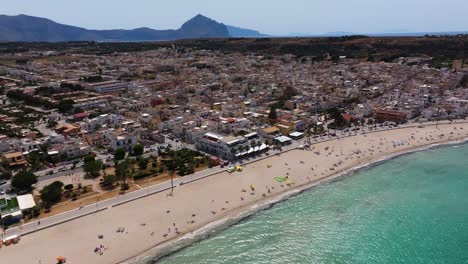 Wunderschöne-Luftaufnahme-über-Der-Strandstadt-San-Vito-Lo-Capo-In-Sizilien,-Italien