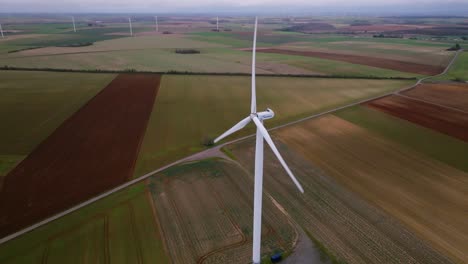 POI-Windkraftanlage-Inmitten-Von-Feldern-In-Frankreich,-Stürmisches-Wetter