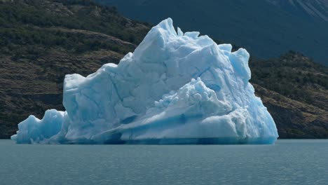 El-Lago-Argentino-Es-El-Más-Grande-Y-Austral-De-La-Patagonia-Argentina.