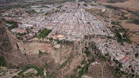 Video-De-Vista-Panorámica-Aérea-De-Ronda,-Andalucía,-España-Durante-El-Día-Soleado.