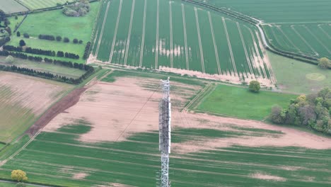 Lichfield-Sendestation-Hopwas-Hill-Tamworth-UK-Drohne,-Luftaufnahme-Absteigend