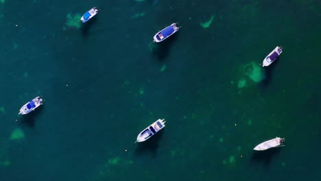 Nahaufnahme-Einer-Drohne-Von-Oben-Auf-Im-Meer-Vertäute-Boote