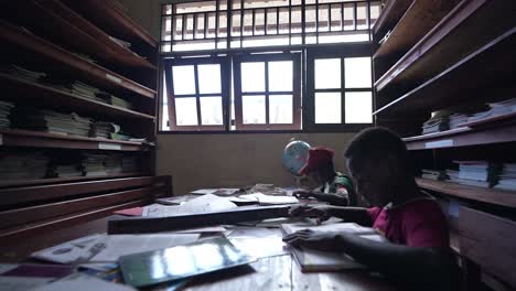 Los-Niños-De-La-Escuela-Alumno-Estudian-En-La-Biblioteca-Del-Sistema-Educativo-Indonesio-Papua