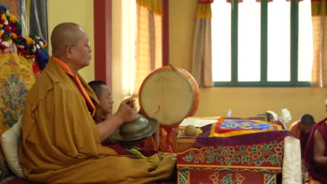 Im-Buddhistischen-Kloster-Findet-Buddhistischer-Gottesdienst-Statt